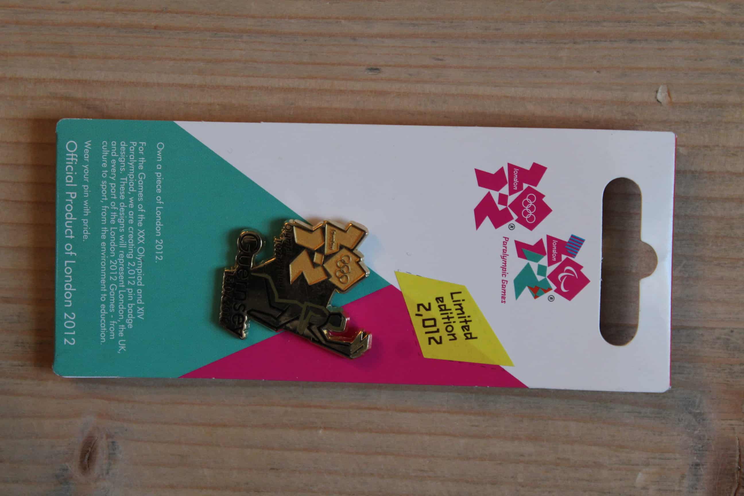 2012 LONDON OLYMPICS TORCH RELAY (GUERNSEY) PIN BADGE